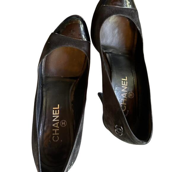 Authentic Chanel suede and patent pump with logo - Picture 3 of 7
